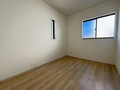 4.4帖洋室。2面採光を確保した明るい室内は、風通しも良く、大変居心地の良い空間となっております。日当たりがよく、子供部屋としての利用もおすすめ。