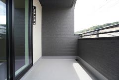 幅広のインナーバルコニーは日当たり良好です。急な雨から洗濯物を守りやすく、眩しすぎる日差しも和らげます。