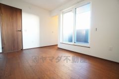 主寝室としてお使いいただけそうなこちらのお部屋は、日当たりが良く、爽やかな風を感じて起きる朝は、快適生活の始まりに。 アクセントクロスでお洒落な空間＾＾ 