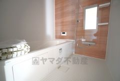 1日の疲れを癒すくつろぎのバスルーム。足を伸ばしてもゆったりと入れるサイズです。お子様と一緒にお風呂に入っても狭くないですね＾＾