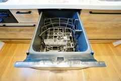 炊事時間を大幅に短縮できる食器洗浄乾燥機付き＾＾食器を洗う手間が減るので家族とのコミュニケーションの時間や自分の時間が増えますね。