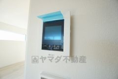 防犯性もばっちり、TVモニター付きインターホン完備。大きなモニターで玄関先を確認できます。録画機能が付いているので不在時の訪問者も確認できて安心です＾＾