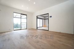 大きな掃き出し窓のあるリビングは、陽光あふれる明るい空間です。ゆったりと寛げる憩いの場となりそうです。 