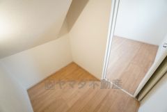 階段下を活用した大容量ウォークインクローゼット＾＾ 季節物や家族の荷物をまとめて収納でき、1階がすっきり片付きます＾＾