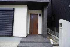 家の顔となる玄関扉がかっこいいと、たくさんの人を招き入れたくなりますね＾＾奥まって設置されており、雨にも濡れにくくなっています。