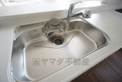 大きなお鍋も楽々洗える幅の広いシンクです＾＾ステンレスシンクなので簡単にお掃除できますよ。洗剤やスポンジもすっきりできる収納付き。