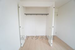 洋室にはハンガーパイプ付きのクローゼットが設けられています。たっぷり収納できるので衣替えの心配もいりませんね＾＾