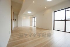 大きな窓のあるリビングは、陽光あふれる明るい空間です。居心地良く、ご家族皆がゆったりくつろげる憩いの空間となりそうです。