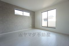 8帖。主寝室としてお使いいただけそうなこちらのお部屋は、日当たりが良く、爽やかな風を感じて起きる朝は、快適生活の始まりに。アクセントクロスで落ち着いた空間です＾＾