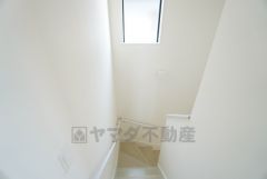 お子様も高齢の方も安心して上り下りができる手摺がついた安心設計です。