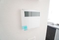 キッチン横からお湯張り、追い炊き、足し湯がボタン一つで楽々操作できる給湯機リモコンです。忙しい夕飯準備の時間帯に重宝しますね。