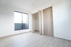 ご夫婦お二人のプライベートシーンを演出する寝室は、大容量のクローゼット付き。バルコニーに面しており、明るい陽射しが差し込みます。