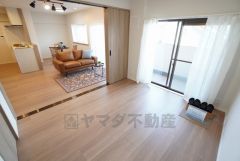 5.4帖。リビング隣の洋室＾＾扉を開けたままリビングとの一体利用も可能です＾＾ライフステージに合わせて様々な使い方ができそうですね＾＾ 