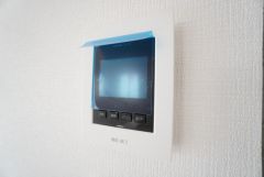 防犯はもちろん、セールスマン対策にもなるモニター付きインターホンです。お子さん1人での留守番時にも活躍しそうです。