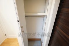 玄関には靴以外も収納できそうなシューズクローク付き＾＾靴が散らばらずスッキリした玄関を維持できますね。