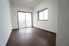 2面採光を確保した明るい室内は、風通しも良く、大変居心地の良い空間となっております。日当たりがよく、子供部屋としての利用もおすすめ。