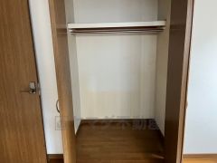 洋室にはハンガーパイプ付きのクローゼットが設けられています。たっぷり収納できるので衣替えの心配もいりませんね＾＾ 