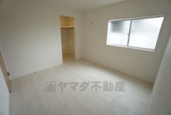 明るい洋室です。ナチュラル色のフローリングで開放的な優しい雰囲気になっています＾＾ベッドや机、ＴＶを置いてもゆとりのある広さです。