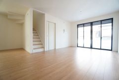 大きな窓のあるリビングは、陽光あふれる明るい空間です。居心地良く、ご家族皆がゆったり寛げる憩いの空間となりそうです。