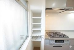 キッチン横には使い勝手の良い可動棚を設置。 高さ調整が可能で、食材のストックや調理家電、日用品までスッキリ収納できます＾＾