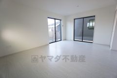 大きな掃き出し窓のあるリビングは、陽光あふれる明るい空間です。ゆったりと寛げる憩いの場となりそうです。