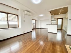 窓から光が差し込む明るいダイニングです＾＾