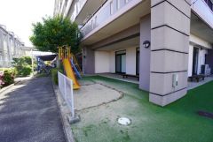 敷地内に遊具＆芝生スペースあり＾＾