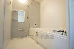 1日の疲れを癒すくつろぎのバスルーム。足を伸ばしてもゆったりと入れるサイズです。お子様と一緒にお風呂に入っても狭くないですね＾＾