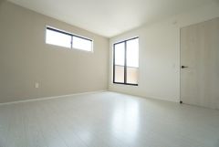 主寝室としてお使いいただけそうなこちらのお部屋は、日当たりが良く、爽やかな風を感じて起きる朝は、快適生活の始まりに。