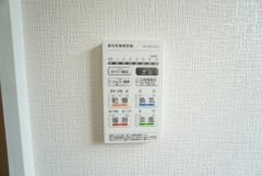 雨の日の洗濯も安心できる浴室暖房乾燥機付き浴室。リモコンで操作もボタン1つで簡単。