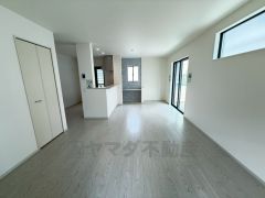 大きな掃き出し窓のあるリビングは、陽光あふれる明るい空間です。ゆったりと寛げる憩いの場となりそうです。 