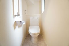 1階2階の2ヶ所にトイレがありますので、忙しい朝にも家族に気を使わず、ゆとりが生まれますね＾＾ 小窓付きで換気する時に便利です＾＾