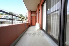 広々としたバルコニー。 天気のいい日にはお布団もまとめて干せそうですね＾＾