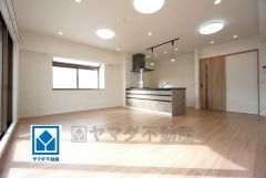 家族が集まる開放的なリビング。思い思いの時間を過ごしたり食事をしたり、素敵な団らんの場になりますね。