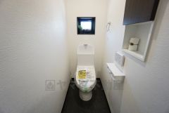 2階温水洗浄機付トイレです。トイレは2ヶ所設けられているので、来客時にも気兼ねなく使えますね。