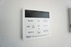 おいだき機能つきなのでお風呂に入る時間が異なるご家庭には嬉しいですね。ボタン一つで快適で便利な生活が＾＾