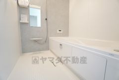 1日の疲れを癒すくつろぎのバスルーム。足を伸ばしてもゆったりと入れるサイズです。お子様と一緒にお風呂に入っても狭くないですね＾＾ 