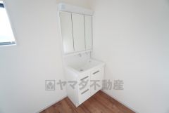 三面鏡裏収納付き洗面化粧台です＾＾ 歯磨きセットやスキンケア用品などの収納に便利ですね＾＾