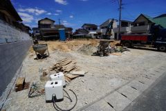 造成中。 駐車スペースはゆとりある3台分を確保。マイカー用に、お客さま用に、余裕を持ってご利用いただけます。