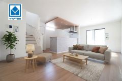 家具はCGによるイメージです。大きな窓のあるリビングは、陽光あふれる明るい空間です。居心地良く、ご家族皆がゆったり寛げる憩いの空間となりそうです。