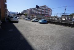 平面駐車場。空き状況要確認。
