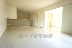 家族が集まる開放的なリビング。思い思いの時間を過ごしたり食事をしたり、素敵な団らんの場になりますね。