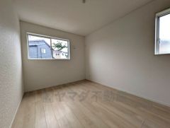 6帖。2面採光を確保した明るい室内は、風通しも良く、大変居心地の良い空間となっております。日当たりがよく、子供部屋としての利用もおすすめ。