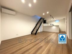 18帖。家族が集まる開放的なリビング。思い思いの時間を過ごしたり食事をしたり、素敵な団らんの場になりますね＾＾