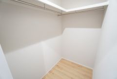 ホールに納戸付き。ご家族の衣類や荷物をまとめて収納できます＾＾適切な場所に配置することで生活動線を短くし、家事効率も高まりますね＾＾