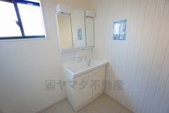 三面鏡裏収納付き洗面化粧台です＾＾ 歯磨きセットやスキンケア用品などの収納に便利ですね。