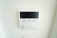 キッチン横からお湯張り、追い炊き、足し湯がボタン一つで楽々操作できる給湯機リモコンです。忙しい夕飯準備の時間帯に重宝しますね。