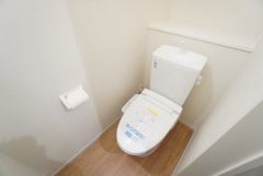 温水洗浄機付トイレです。節水機能もあるので、安心して使えますね。もちろん、1階2階の2ヶ所にトイレがあるので、忙しい朝にもゆとりができますね。
