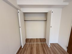 洋室にはハンガーパイプ付きのクローゼットが設けられています。たっぷり収納できるので衣替えの心配もいりませんね＾＾ 