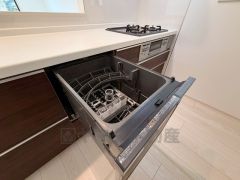 炊事時間を大幅に短縮できる食器洗浄乾燥機付き＾＾食器を洗う手間が減るので家族とのコミュニケーションの時間や自分の時間が増えますね。